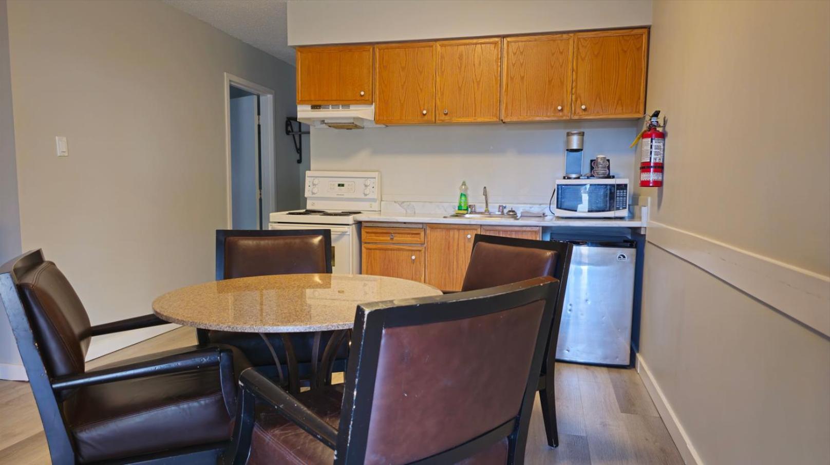 Vip Motel Parksville Exterior photo
